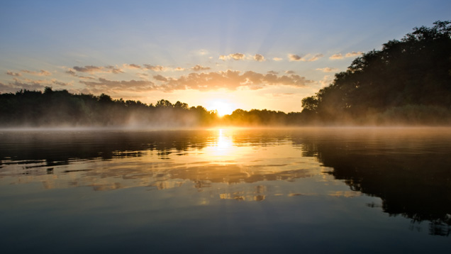 Sonnenaufgang am Fluss