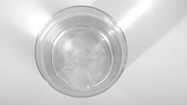 Eiswürfel im Glas